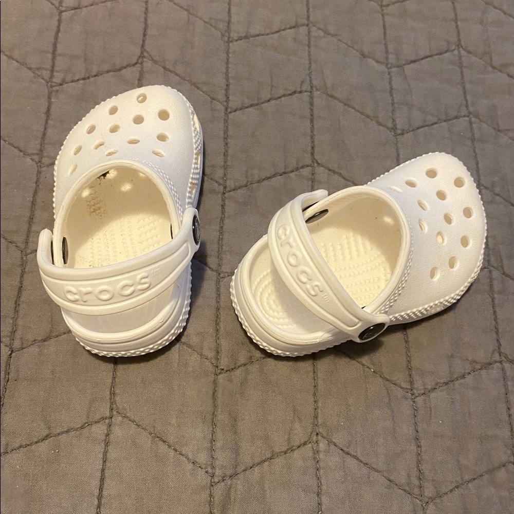 White Crocs size toddler c2/c3. See photos for signs of wear